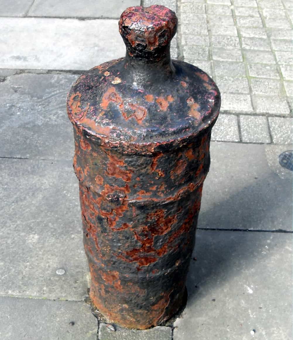 A canon re-used as a bollard outside the church of St Helen's Bishopsgate, London. <span class="figure--credit">Photo by [Bollards of London](https://www.bollardsoflondon.uk/2012/03/bollard-hunting-part-two.html)</span>